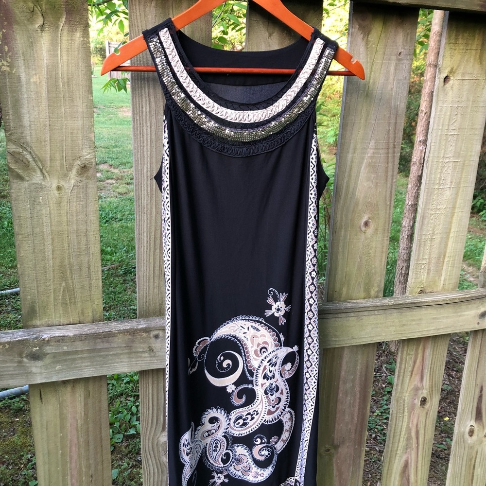 Flattering and PERFECT Little black dress! 🖤🍾💄